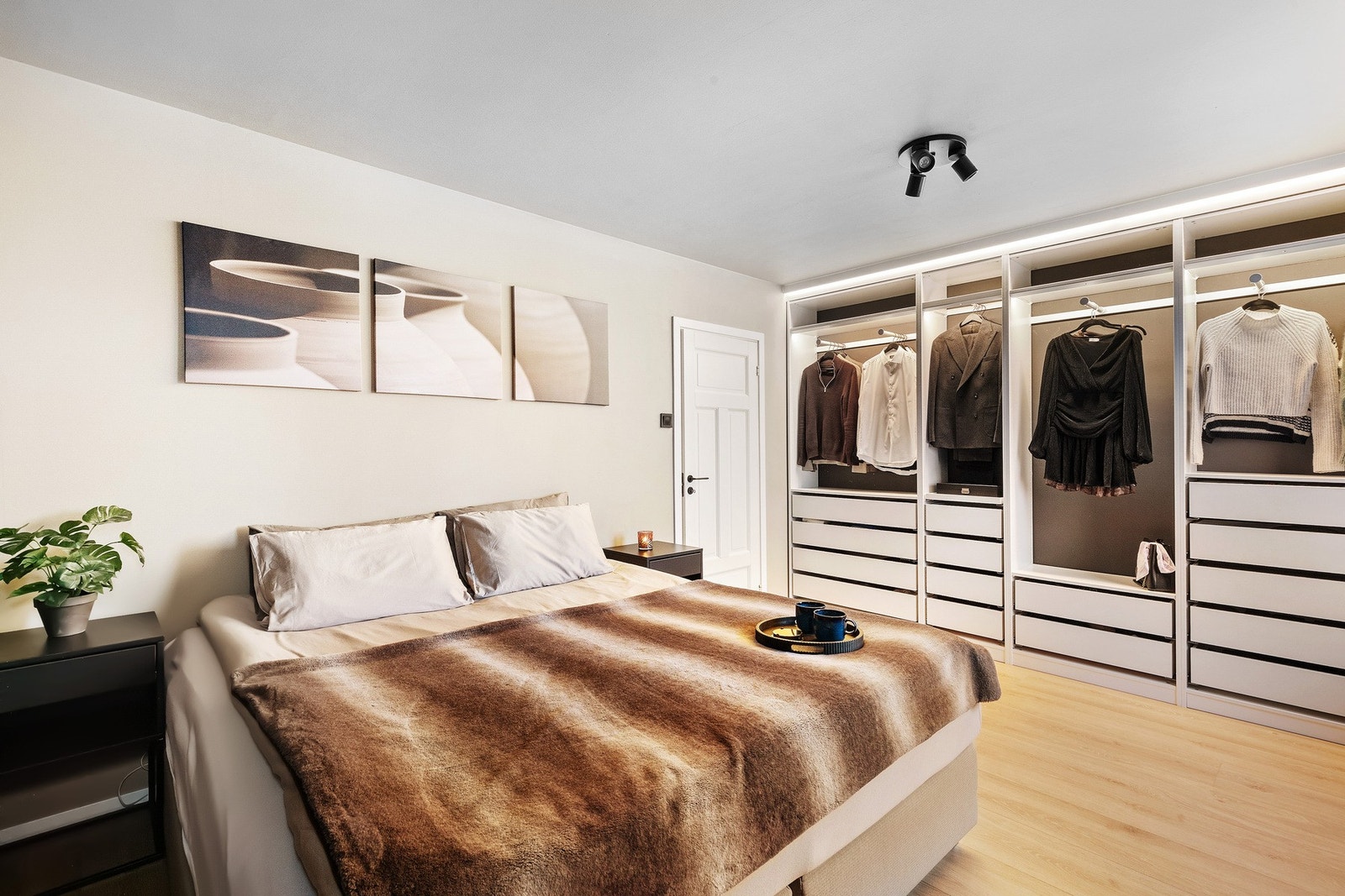 Hovedsoverommet er på hele 14,2 kvm og er innredet med en stor garderobe som medfølger salget Galleribilde