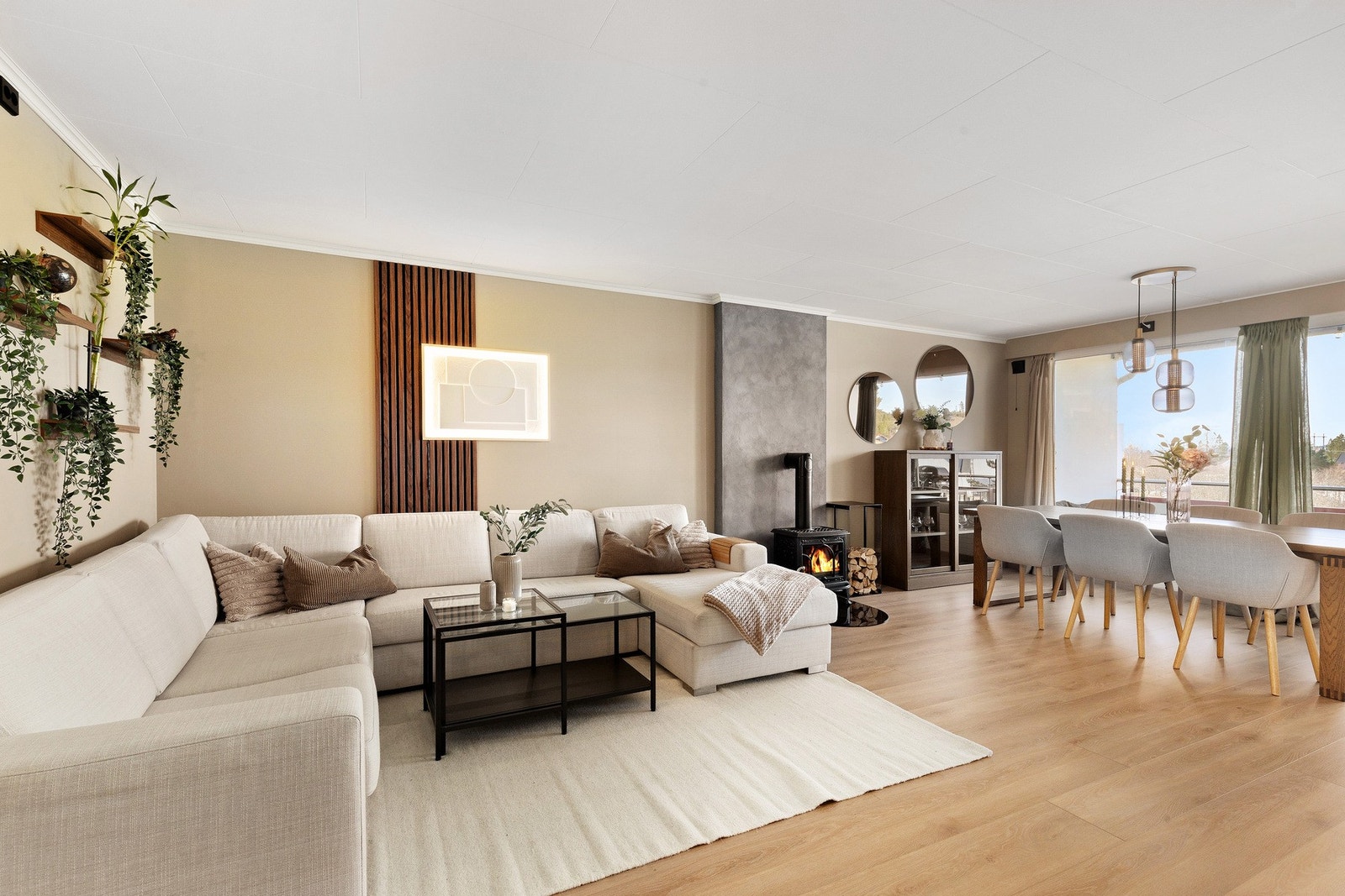 Den store stuen er på 29 kvm og kan fint innredes med både sofakrok og spisebord av god størrelse Galleribilde