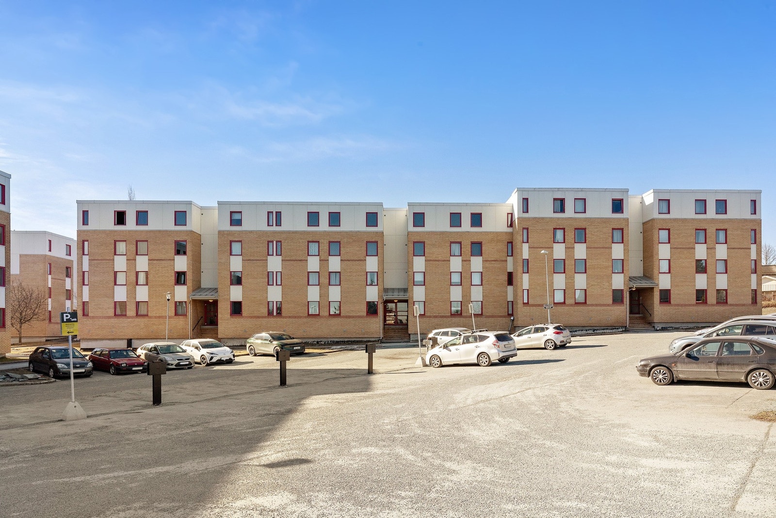 Parkering rett utenfor både for beboere og gjester gjennom registrering i SmartOblat. Garasje, motorvarmer og elbillader kan søkes om til styret Galleribilde