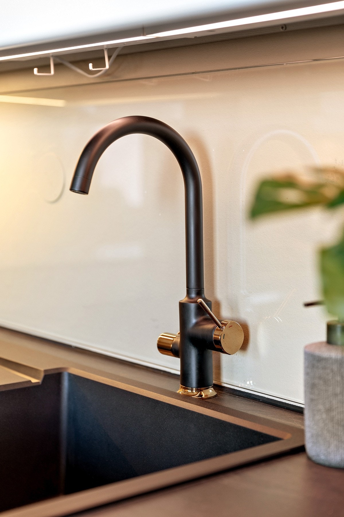 Av oppgraderinger er det lagt ny benkeplate, ny vask og kran, samt nye håndtak på innredningen Galleribilde