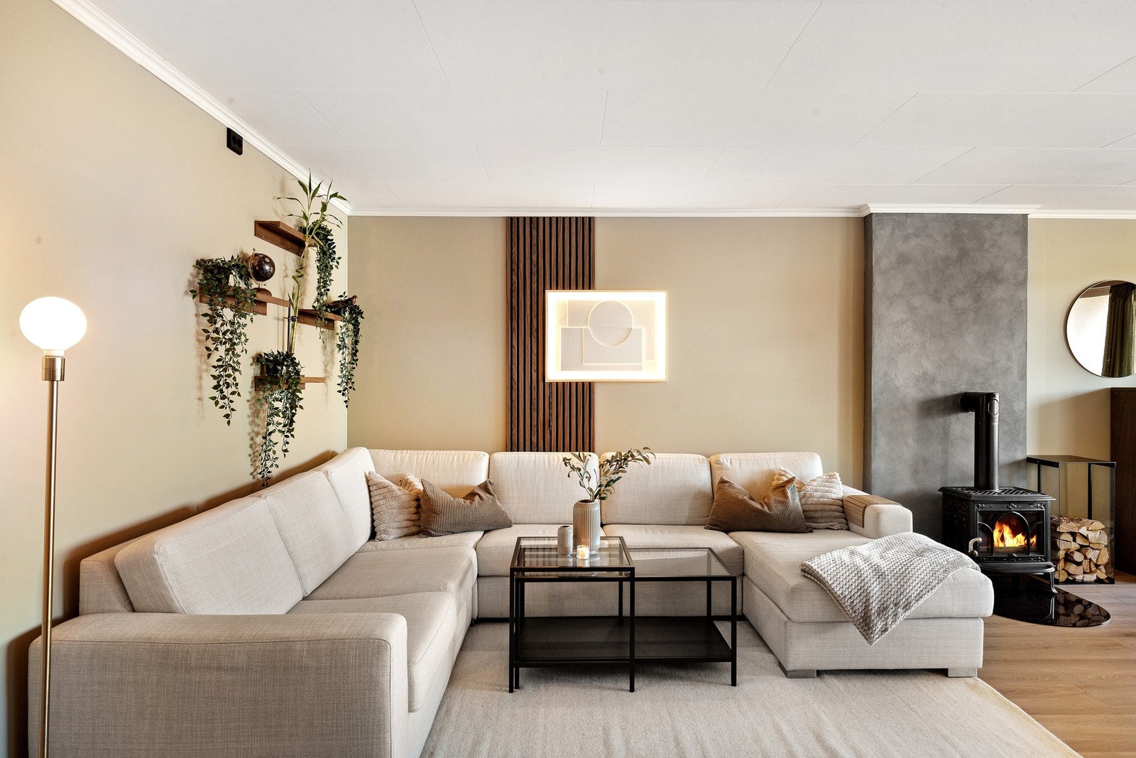 Det er i nyere tid lagt nytt gulv i hele leiligheten, nye vegger (walls2paint) og listefrie vinduskarmer med gips, nye gulvlister, samt gips på alle yttervegger Galleribilde