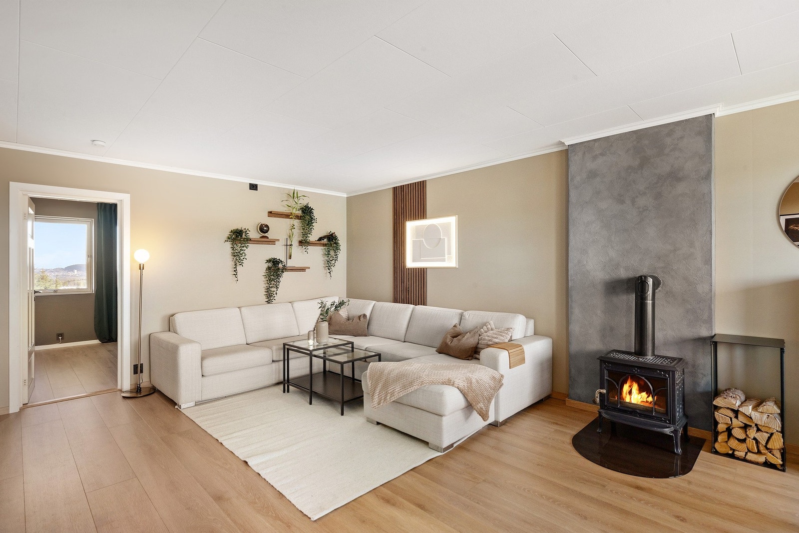 Vedfyring i stuen er godt å ha på vinteren og gir en koselig stemning. Pipen har fått ny murpuss Galleribilde