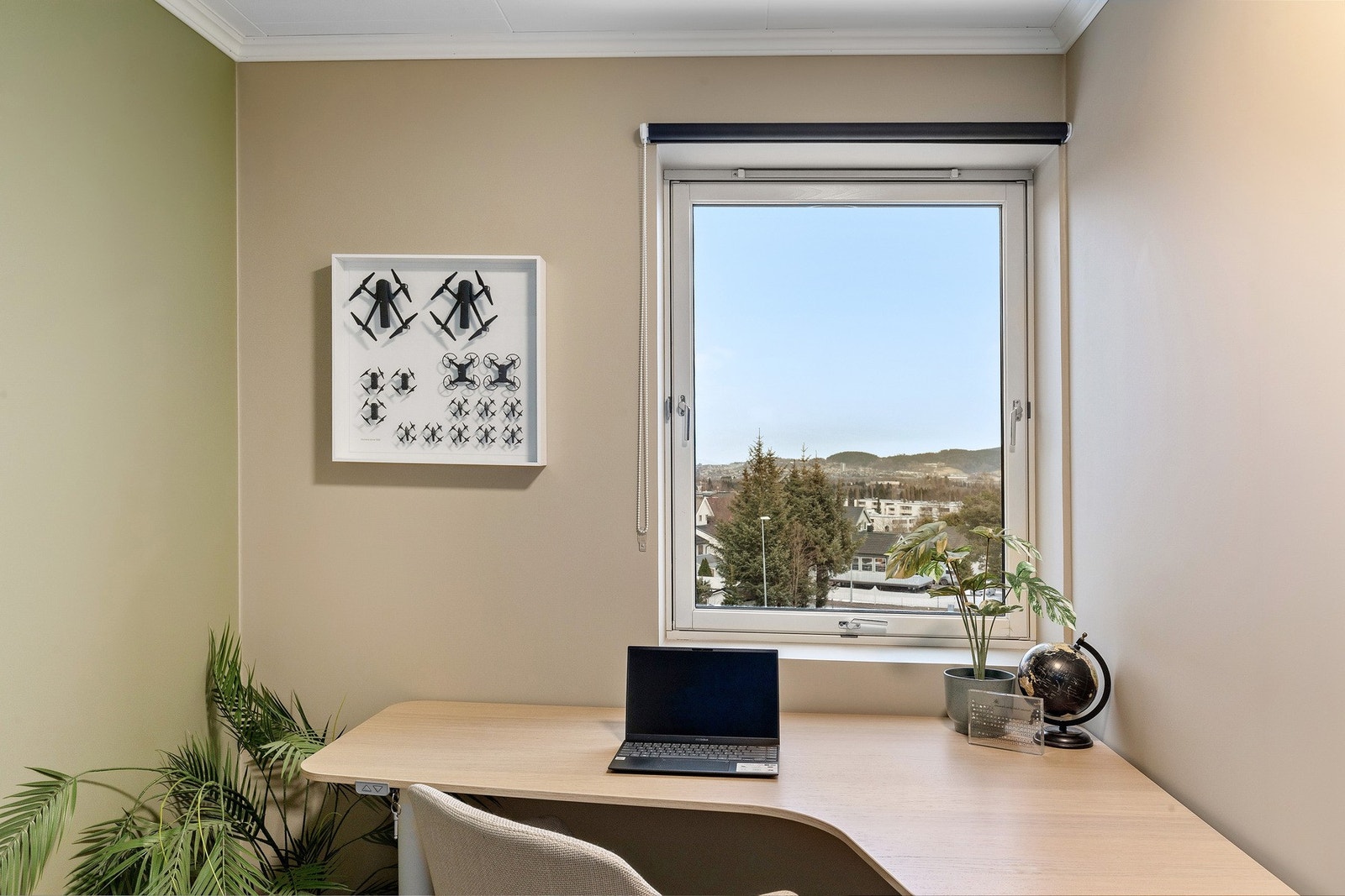 I dag brukes dette som hjemmekontor, men kan fint også være et barnerom Galleribilde