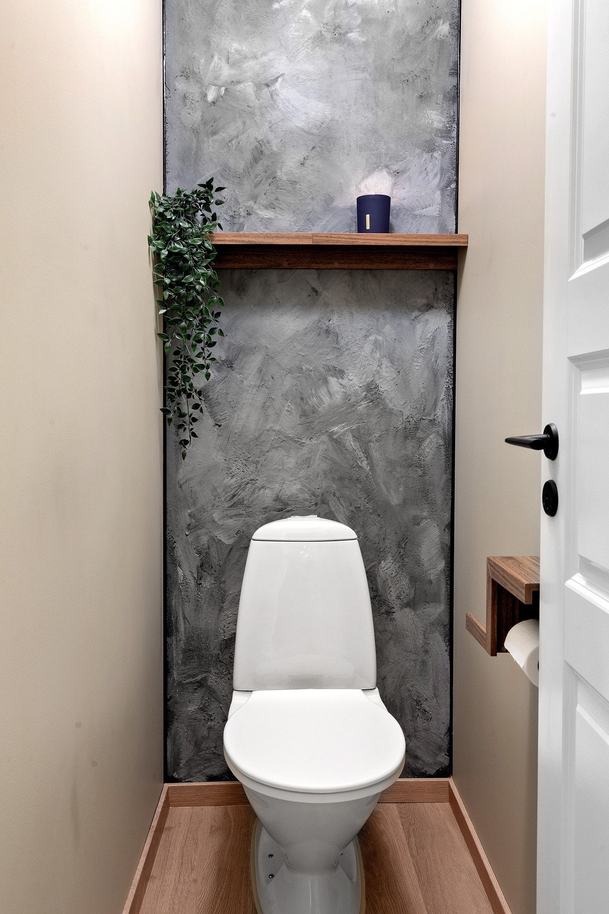 Toalettrommet er vegg i vegg med badet Galleribilde