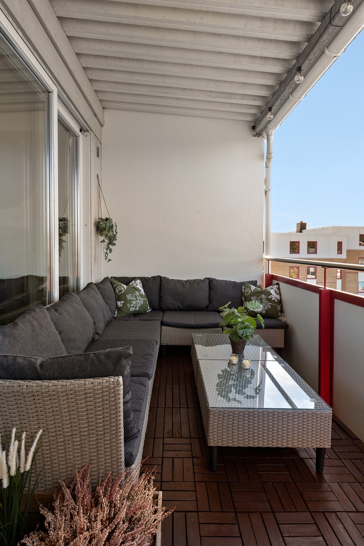 8 kvm balkong gir god plass til å innrede med både sofagruppe og grill Galleribilde