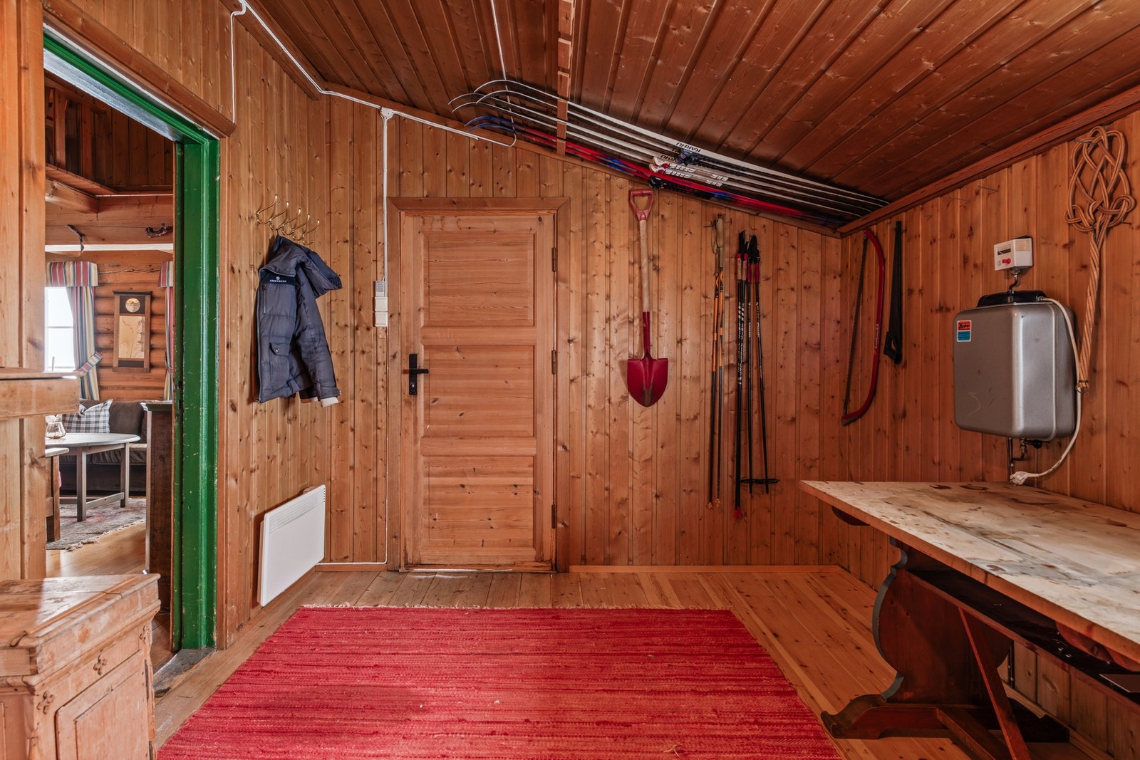 Romslig gang med enkel tilgang til stue og øvrige rom. Galleribilde