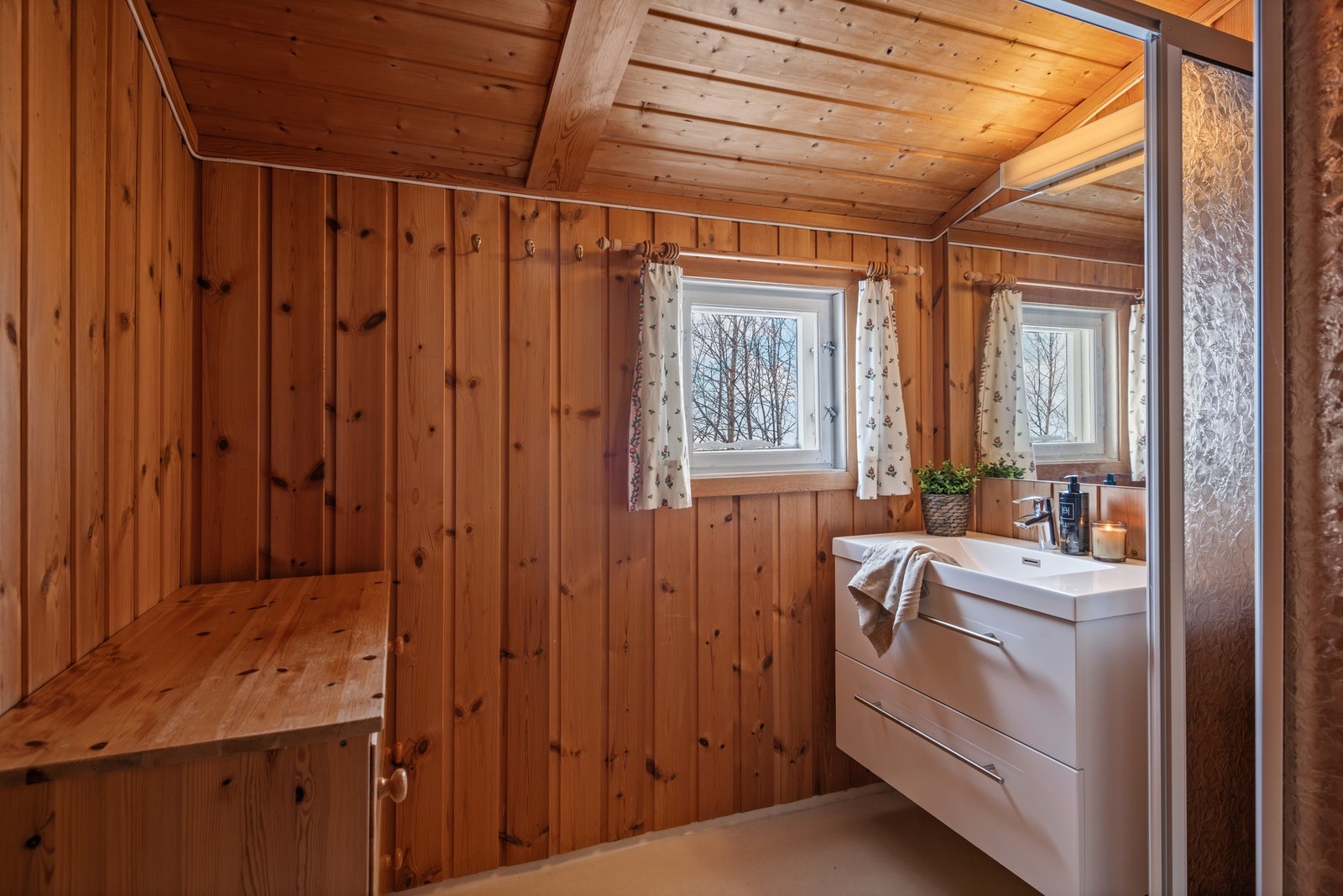 Hytten har ett bad med dusj Galleribilde