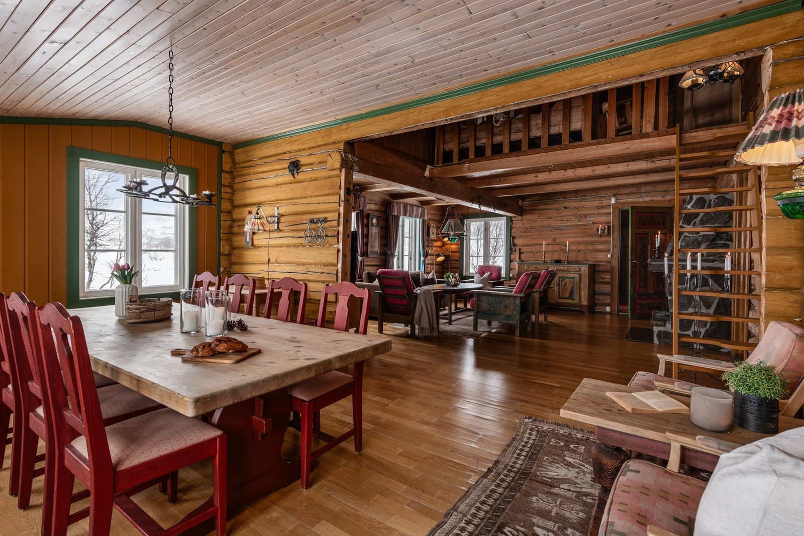 Den åpne løsningen mellom stue og spisestue skaper en sosial atmosfære Galleribilde