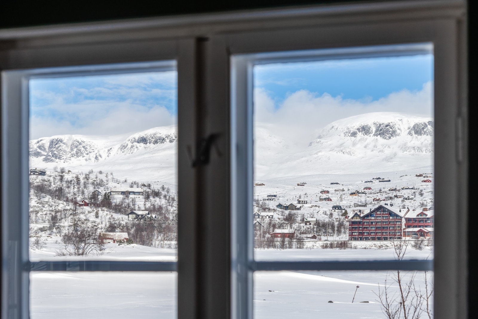 Fra vinduet kan du nyte en spektakulær utsikt mot det majestetiske Hallingskarvet, som gir en unik naturopplevelse året rundt. Galleribilde