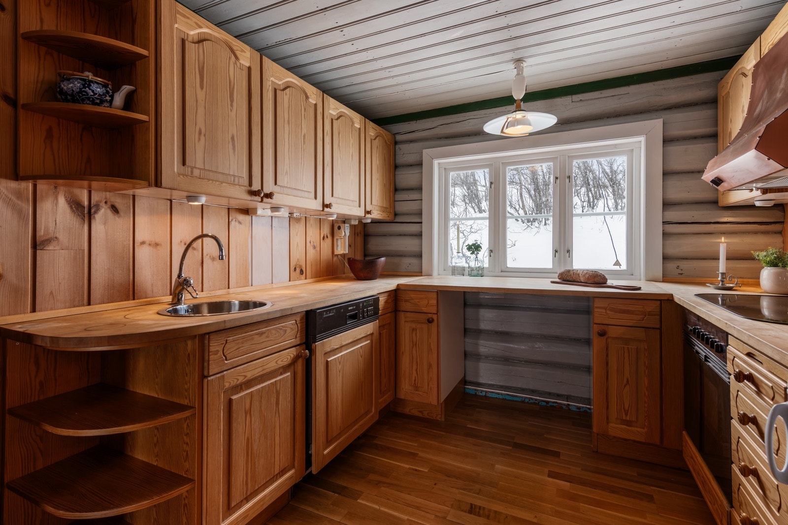 Kjøkkenet har god benkeplass og rikelig med skap til oppbevaring, som gir funksjonalitet og effektiv bruk av rommet. Galleribilde