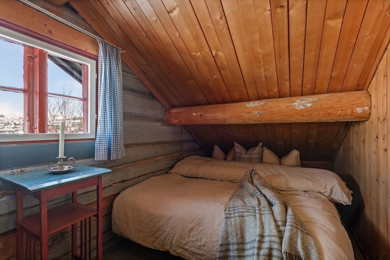 Hyggelig hemsrom med skråtak og synlige bjelker. Galleribilde