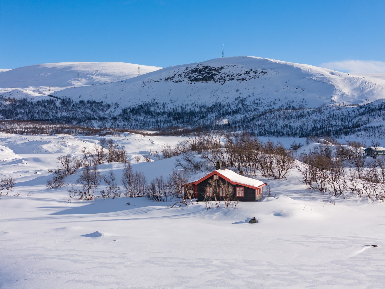 Koselig hytte i naturskjønne omgivelser med Ustetind i bakgrunnen Galleribilde
