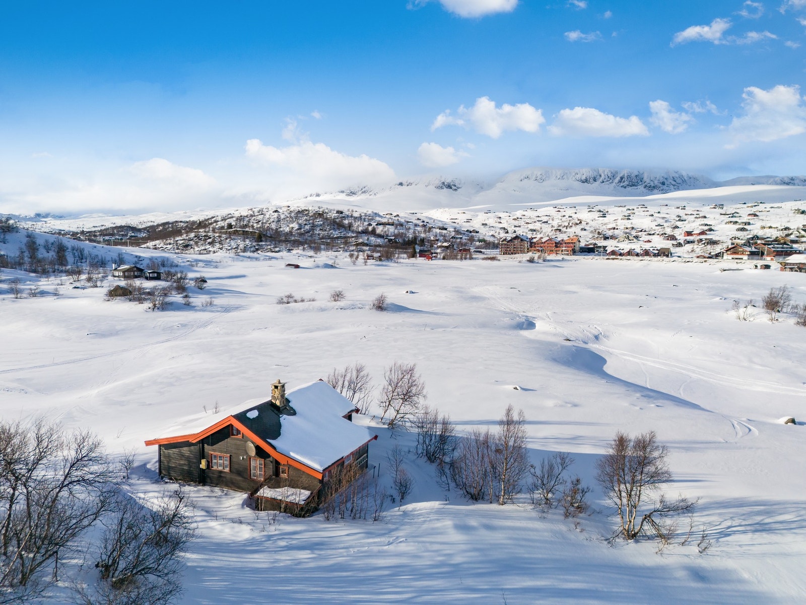 Eiendomsmegler Jannike Seljevoll Herleiksplass har gleden av å presentere denne unike eiendommen på Ustaoset (Foto: Terje Bjørnsen) Galleribilde