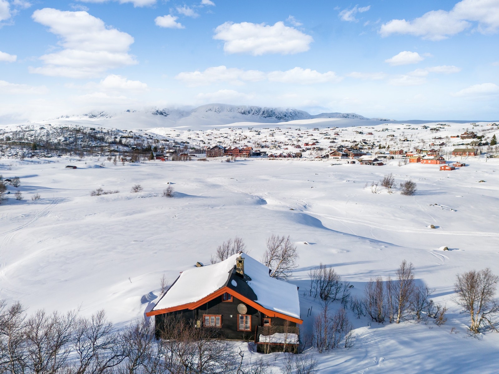 Fra hytta nyter du vidstrakt utsikt i alle retninger, med Hallingskarvet og Ustetind som mektige landemerker Galleribilde
