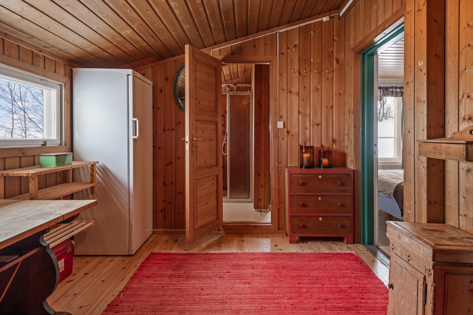 Romslig gang med direkte tilgang til bad og soverom. God plass til oppbevaring og bevegelse. Galleribilde