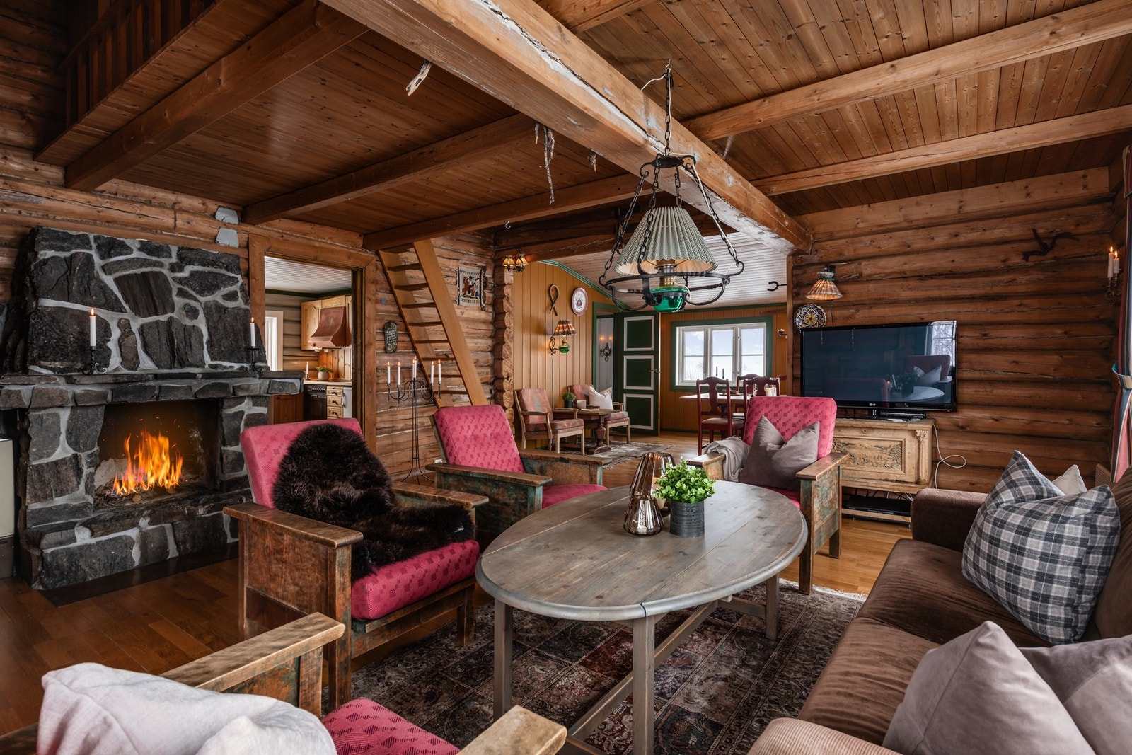 Peisen smykker rommet og gir en behagelig varme etter en dag i fjellet. Perfekt for kalde vinterkvelder. Galleribilde