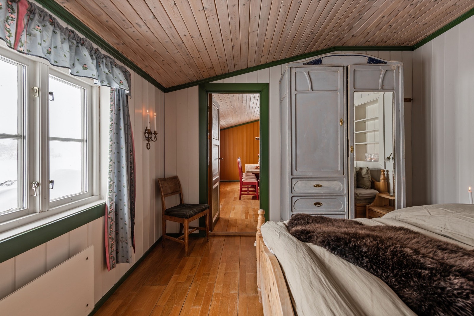 Nyt utsikten fra det store vinduet mens du koser deg med kaffe på sengen og mykt behagelig sengetøy Galleribilde