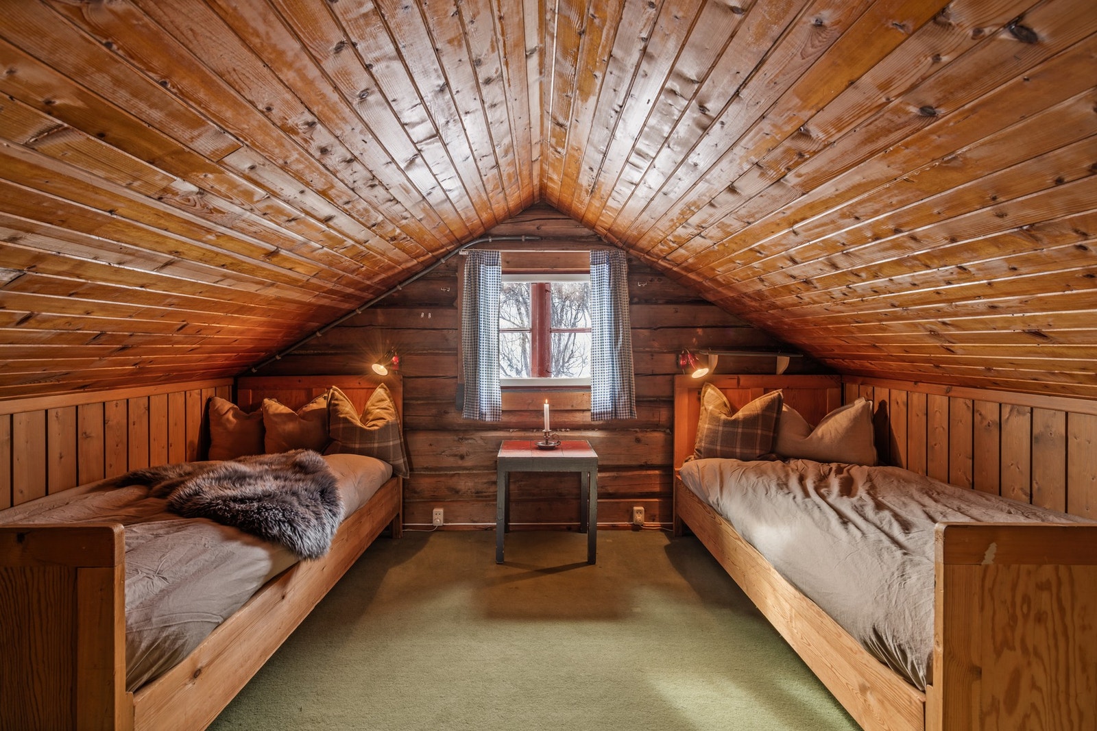 Sjarmerende loftsrom med skråtak og vindu som slipper inn naturlig lys Galleribilde