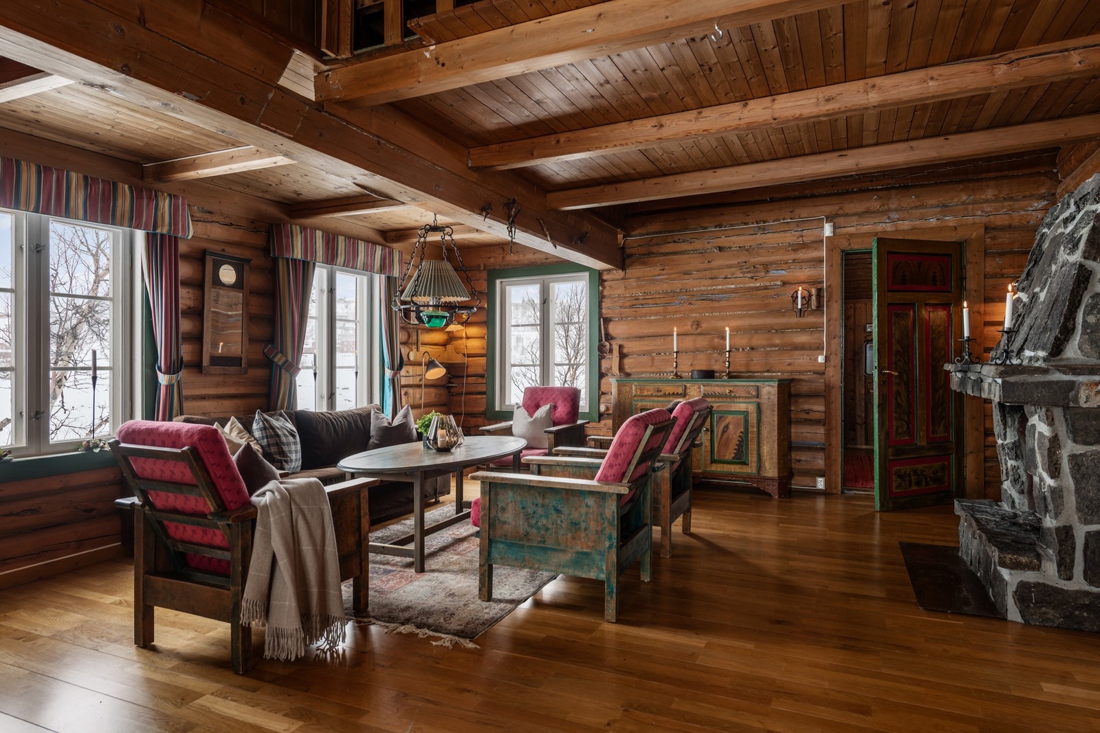 Her ligger alt til rette for rolige kvelder foran flammene, omgitt av ekte hyttekos og tidløs sjarm. Galleribilde