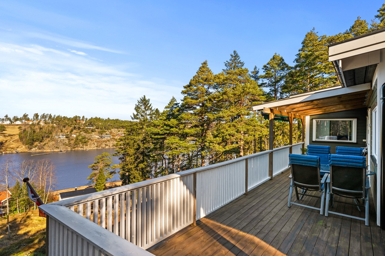 Vestvendt terrasse med utsikt til vannet. Galleribilde