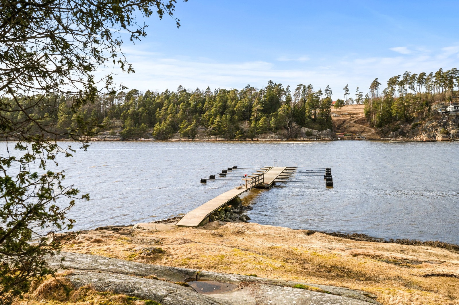 Tinglyst rett til båtplass på fellesbrygge. Plassering på brygga rulleres fra år til år. Galleribilde