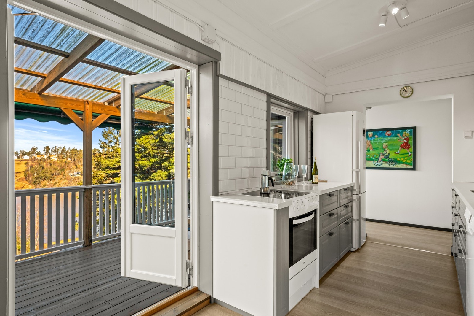 Fra kjøkken og stue er det utgang til stor vestvendt terrasse med utsikt mot vannet og båtplass. Galleribilde
