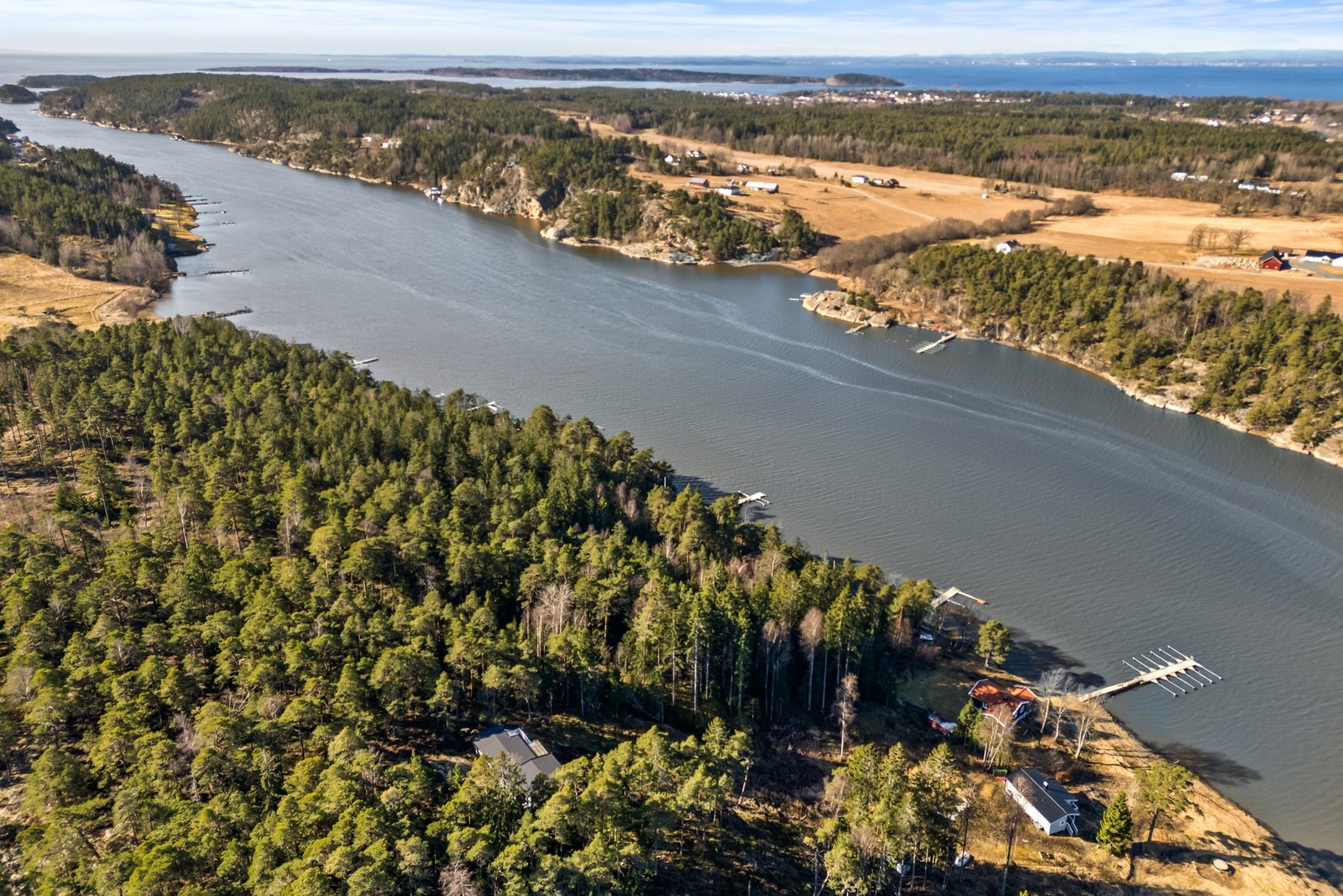 En kort båttur unna ligger Engelsviken og Hankø med fine restauranter, og ellers resten av Oslofjorden. Galleribilde