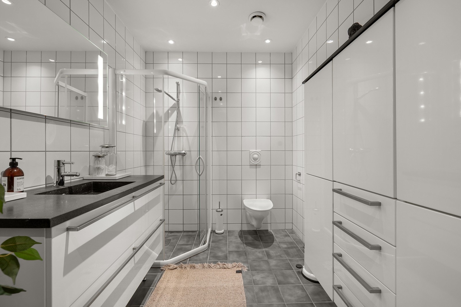 Innrdening med heldekkende servant og lagring i kolonialskuffer Galleribilde