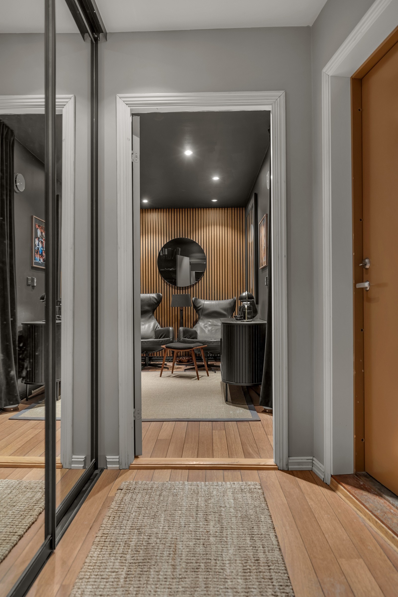 Fra vindfanget ledes du videre til leilighetens 2. soverom Galleribilde