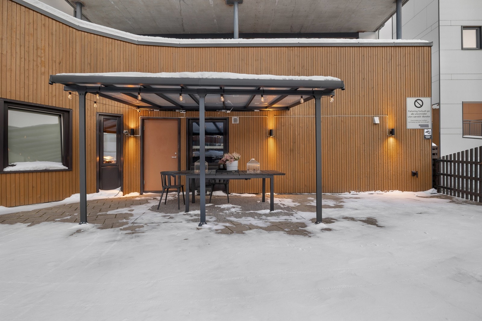 Velkommen hit! Privat inngang via markterrassen Galleribilde