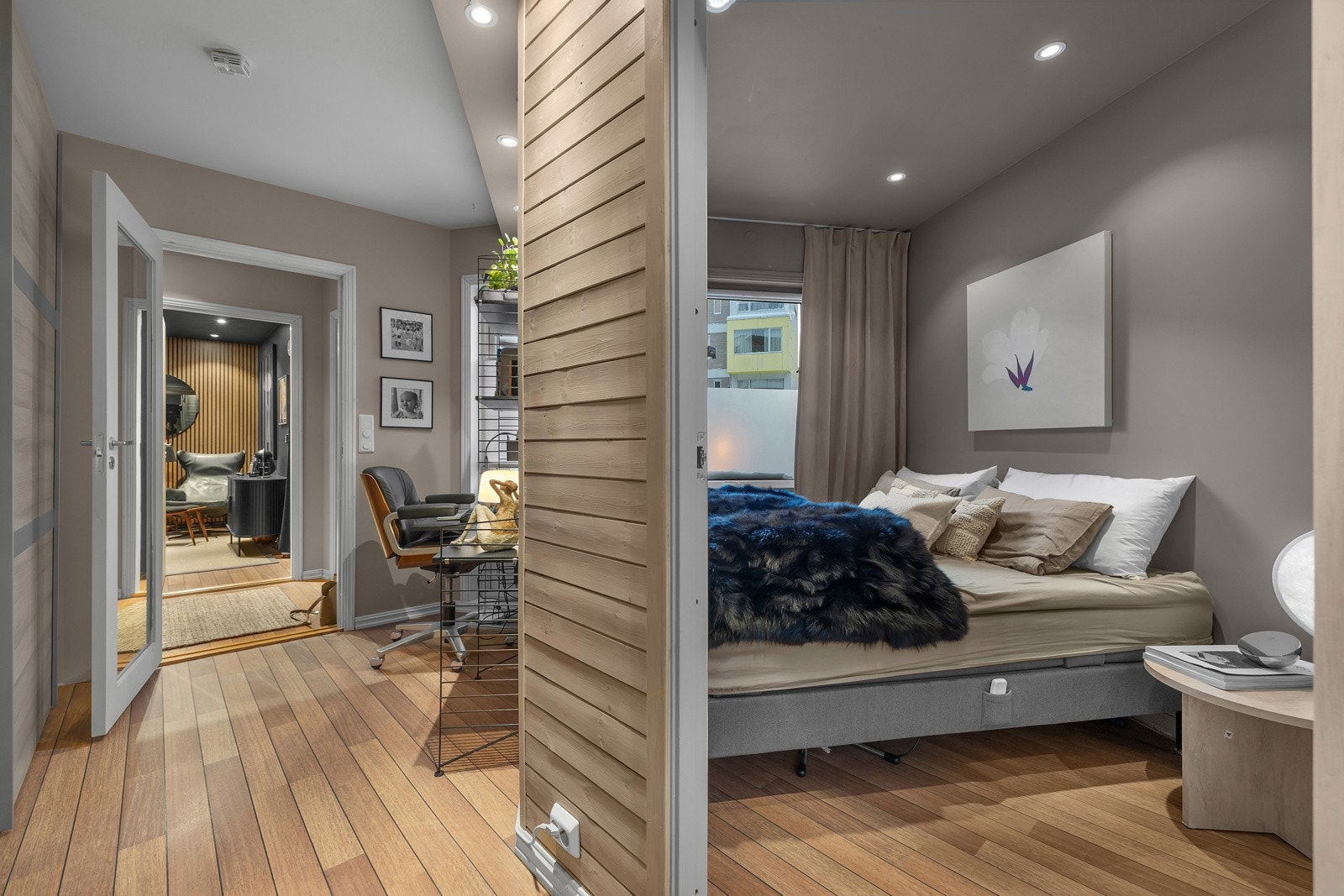 Leilighetens første somverom har adkomst fra gangen (mellom kjøkenet og vindfanget) Galleribilde