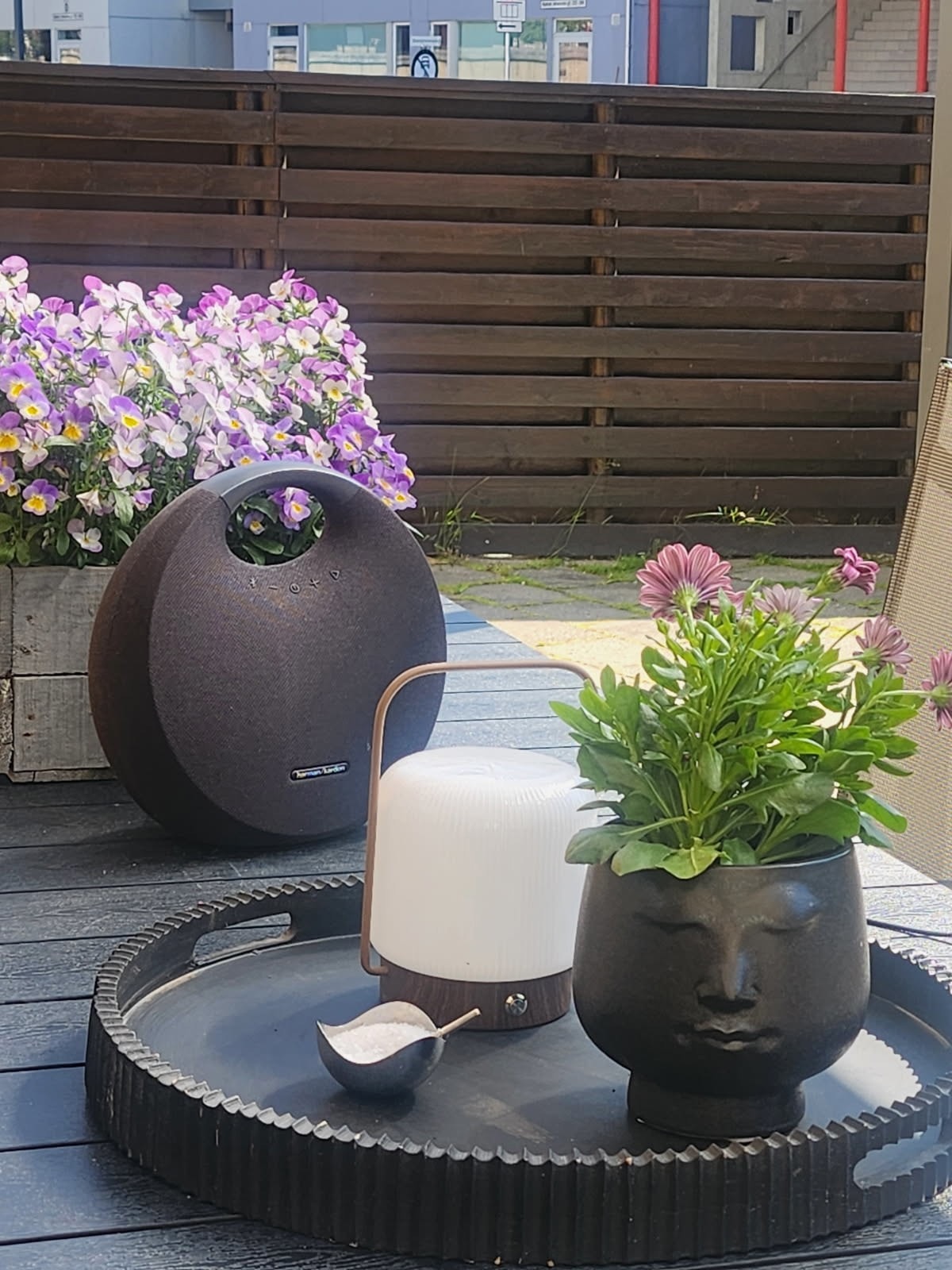 Sørvendt terrasse hvor du kan nyte late dager i solen Galleribilde