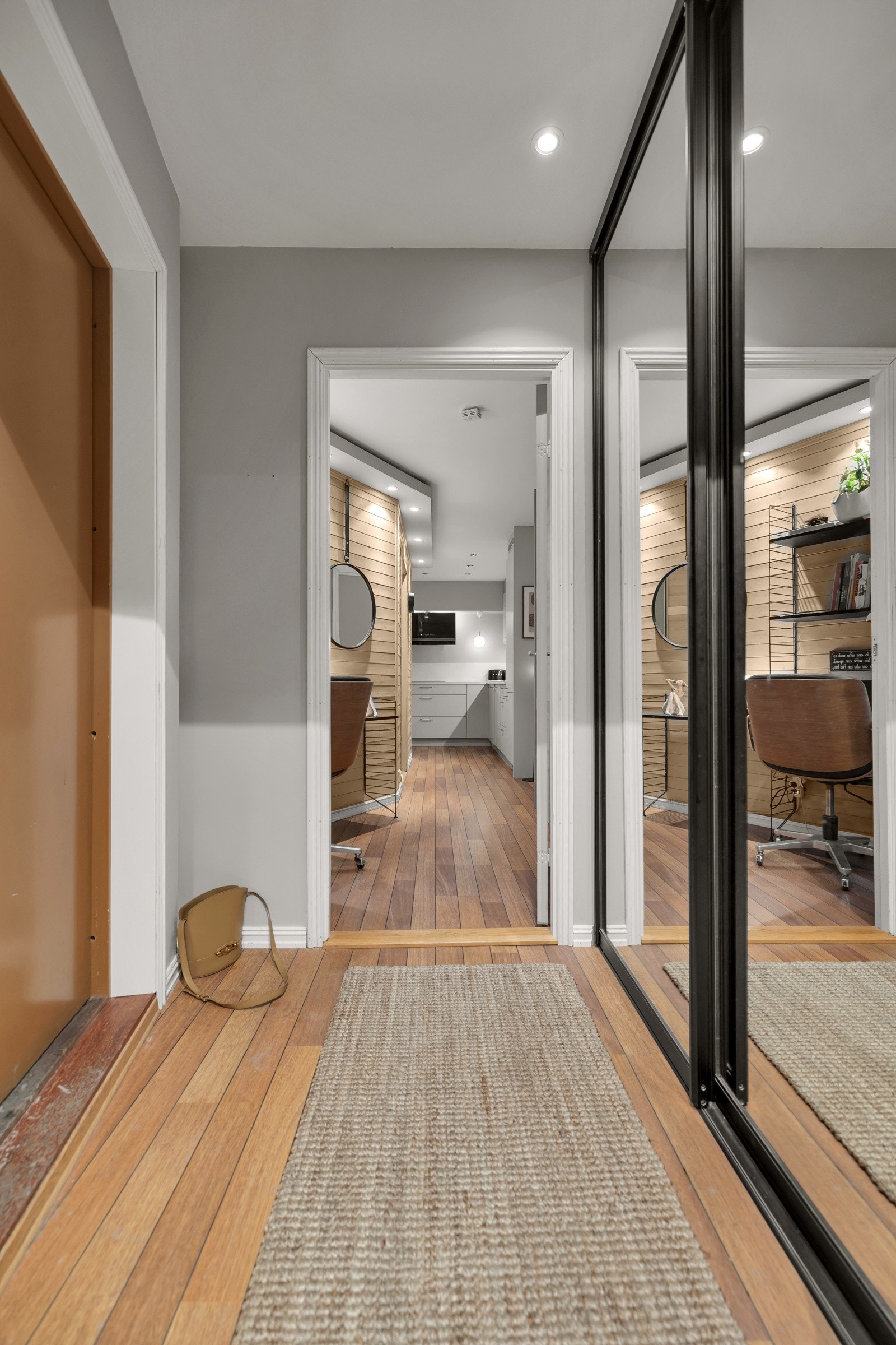 Velkommen inn! Det første som møter deg er en fin entre hvor det også er skyvedørsgarderobe Galleribilde