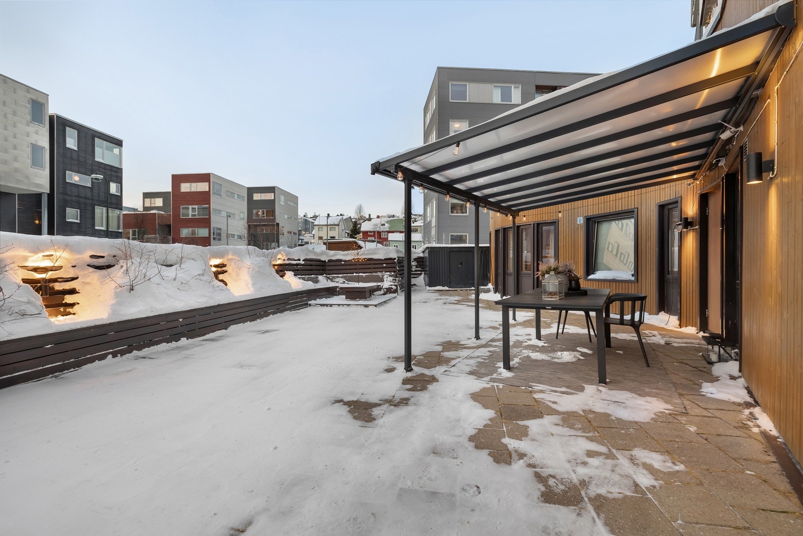 Utvendig har du en svært romslig og privat mterrasse som er delvis overbygget Galleribilde