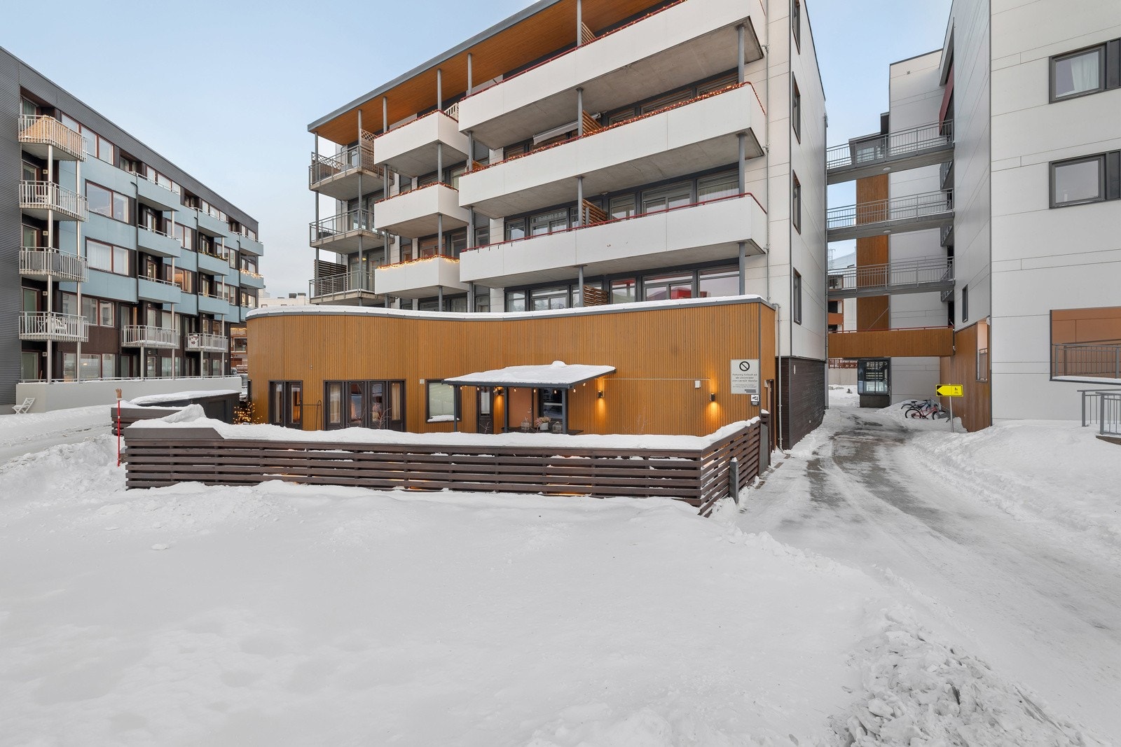 Leiligheten ligger "alene" i front av bygget og har en svært stor og privat terrasse Galleribilde