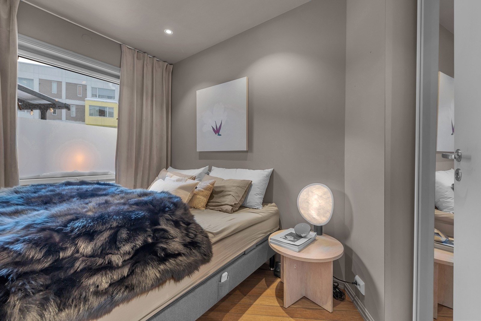 Koselig rom malt i fin farge. Sørvendt vindu Galleribilde