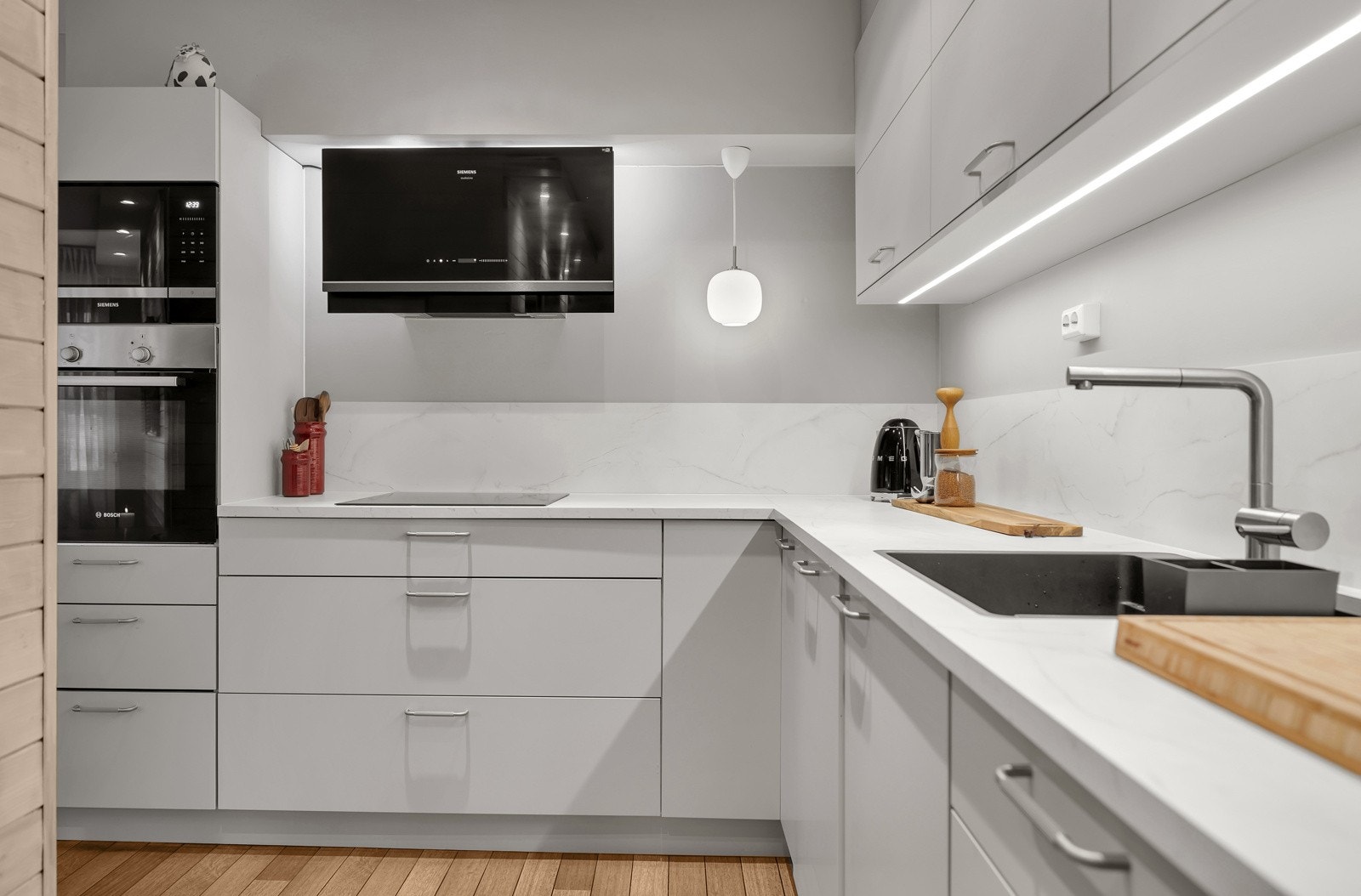 Samtlige hvitevarer er integrerte og du har god skap- og benkeplass Galleribilde