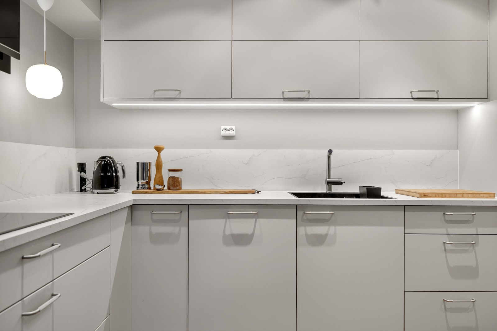 Moderne og pen innredning i tidsriktig farge Galleribilde