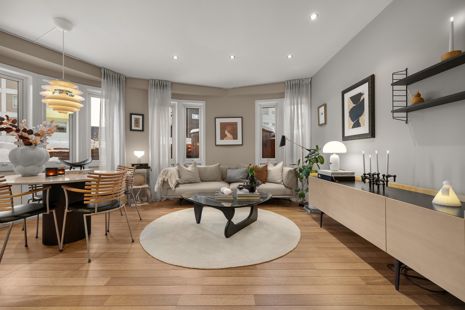 Her finner du fin plass til møblement og du har rikelig med vinduer som slipper inn mye naturlig Galleribilde