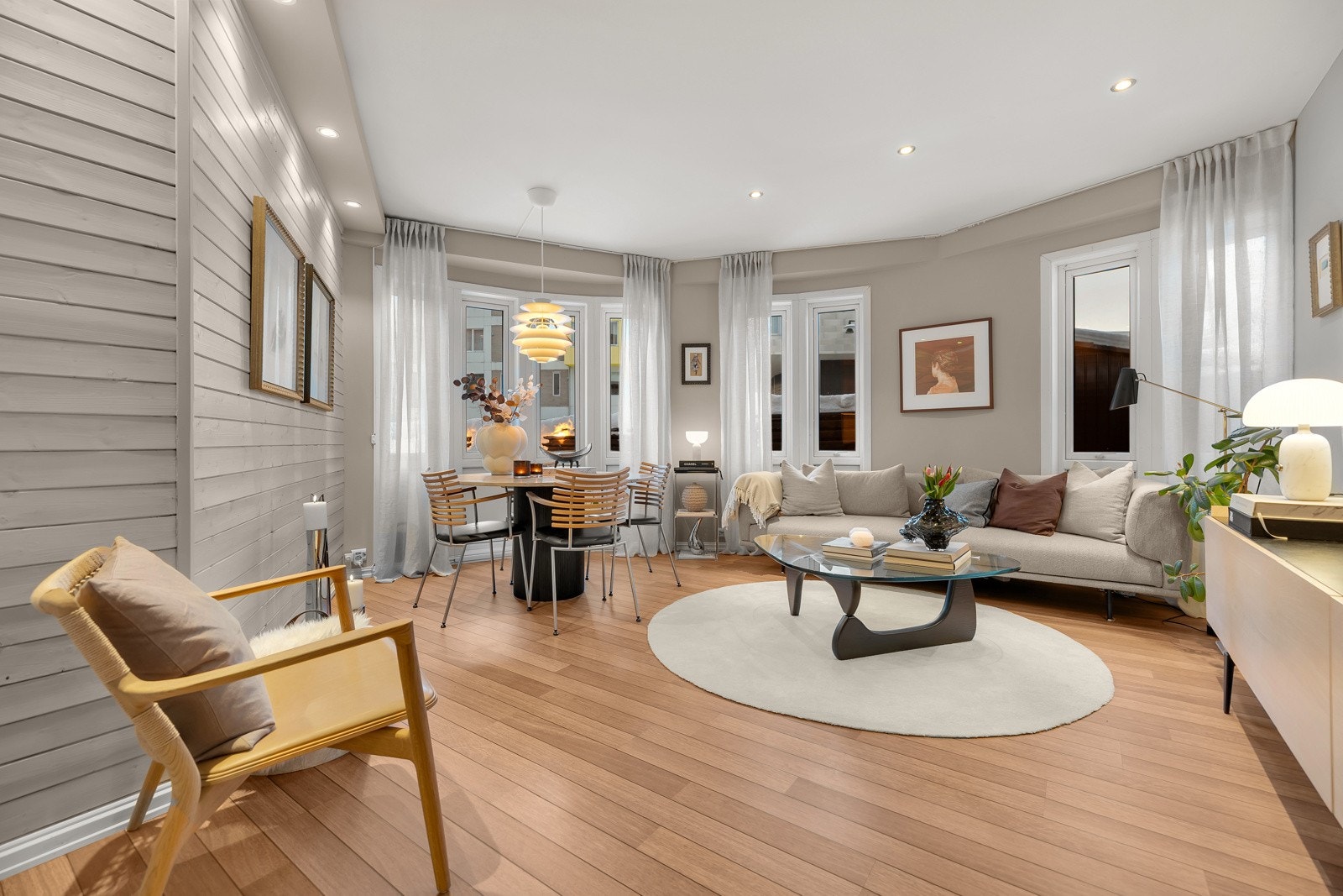 Gangen leder deg forbi kjøkkenet og inn i denne koselige stua Galleribilde