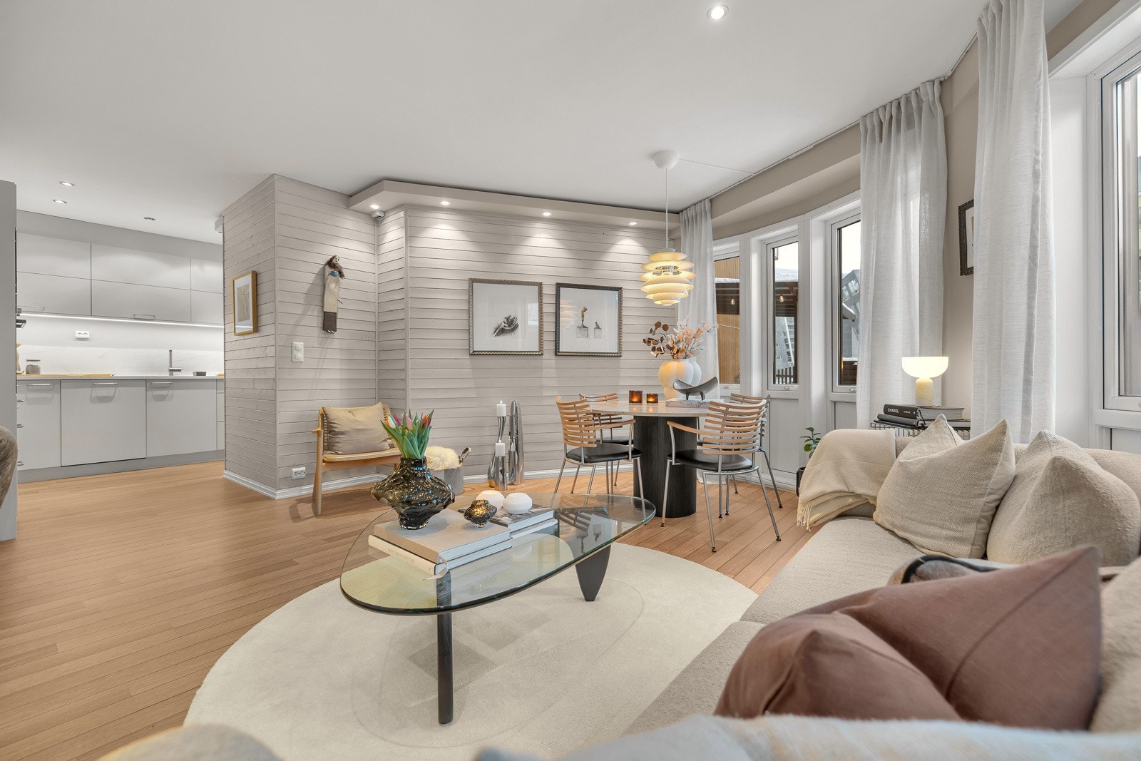 Tilbake i stua vendes blikket mot det flotte og nylig installerte kjøkkenet Galleribilde