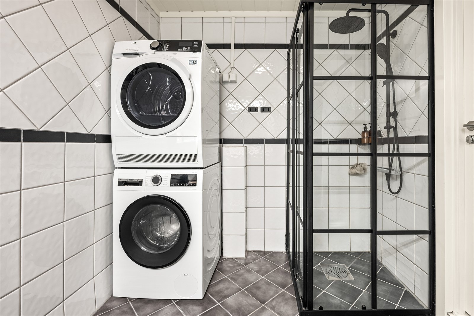 Badet er kombinert med vaskerom og har opplegg for vaskesøyle. Galleribilde
