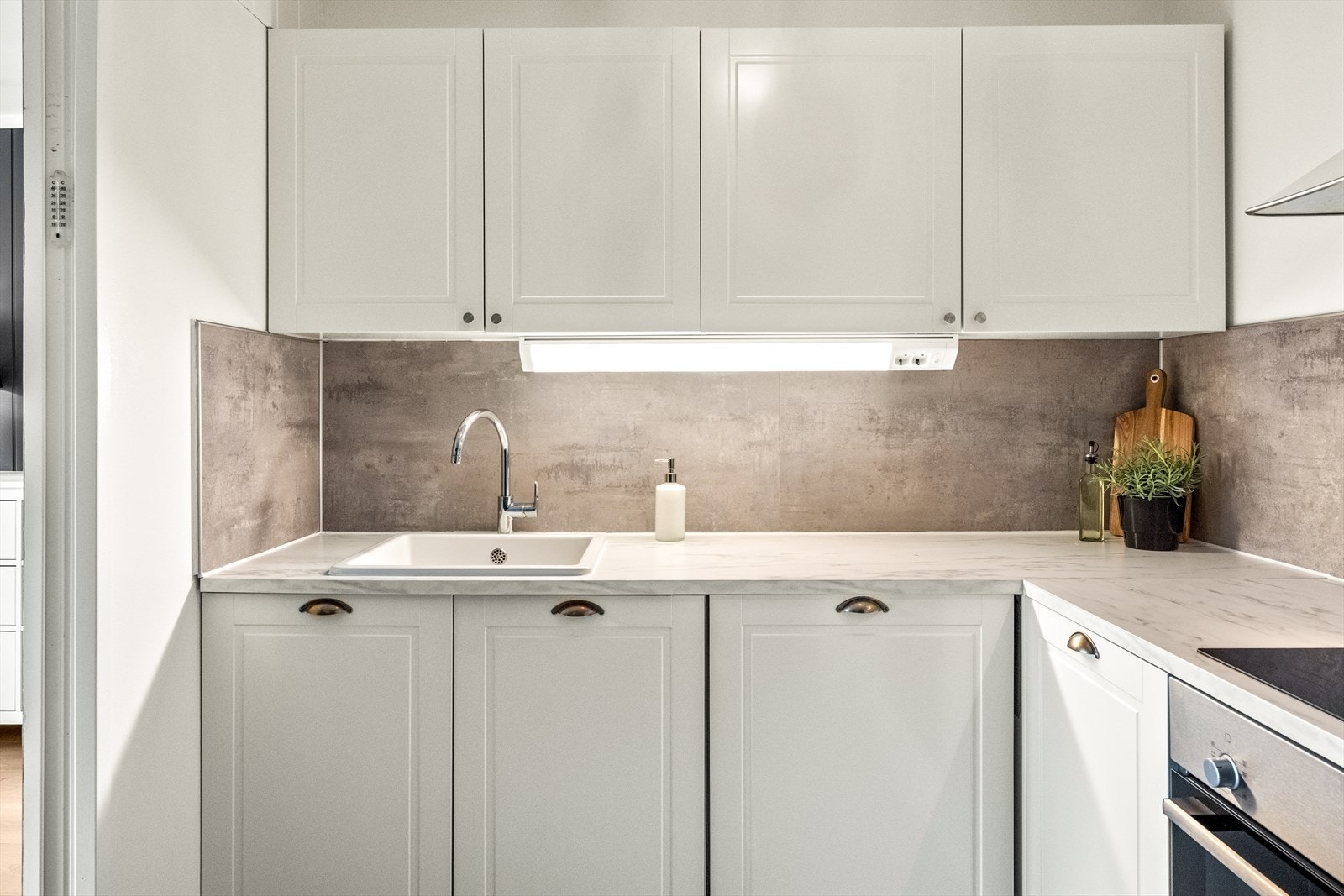 Innredningen har slitesterk laminat benkeplate og godt med skapplass. Galleribilde