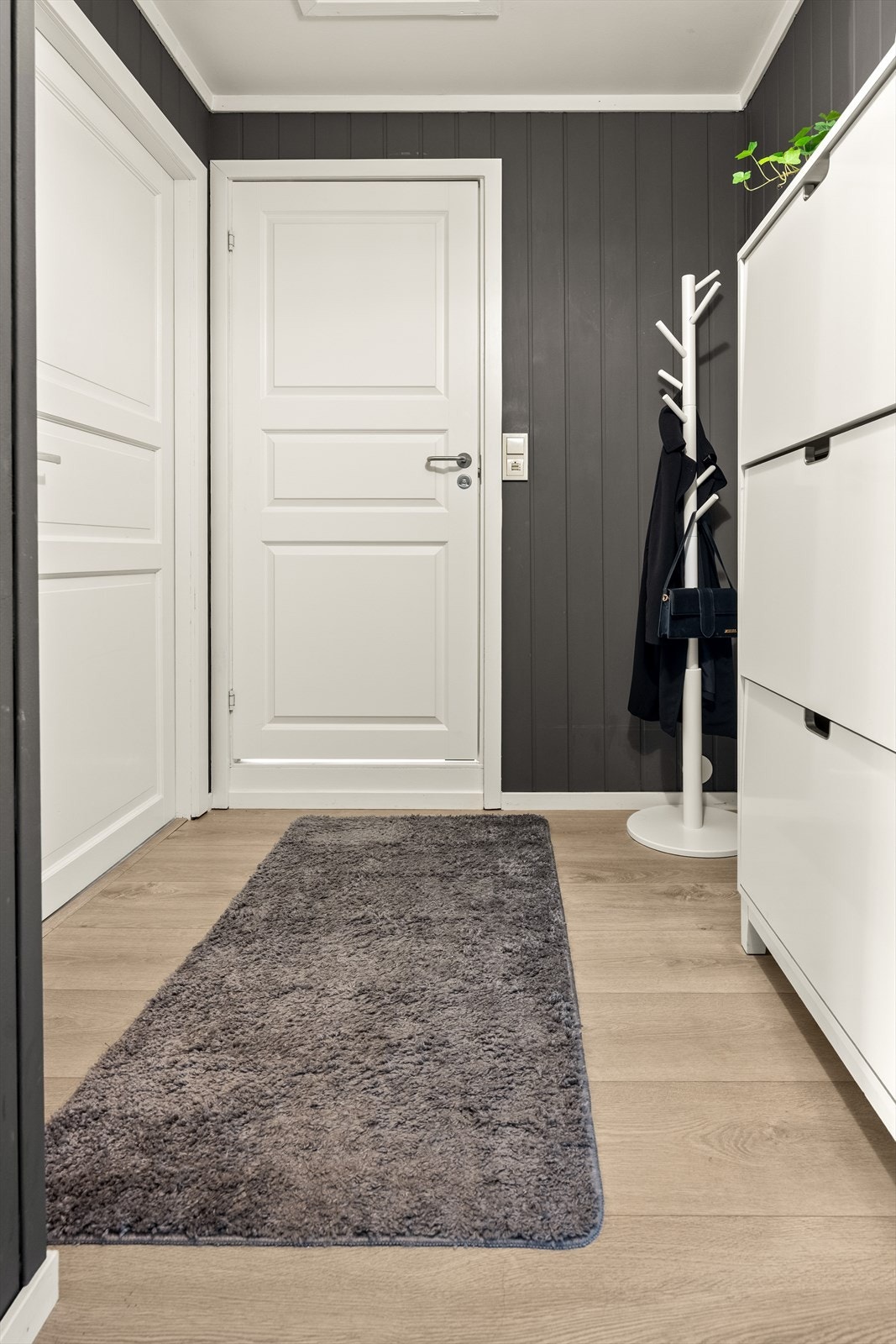 Entré med god plass til oppbevaring av yttertøy og sko ønsker velkommen inn. Galleribilde