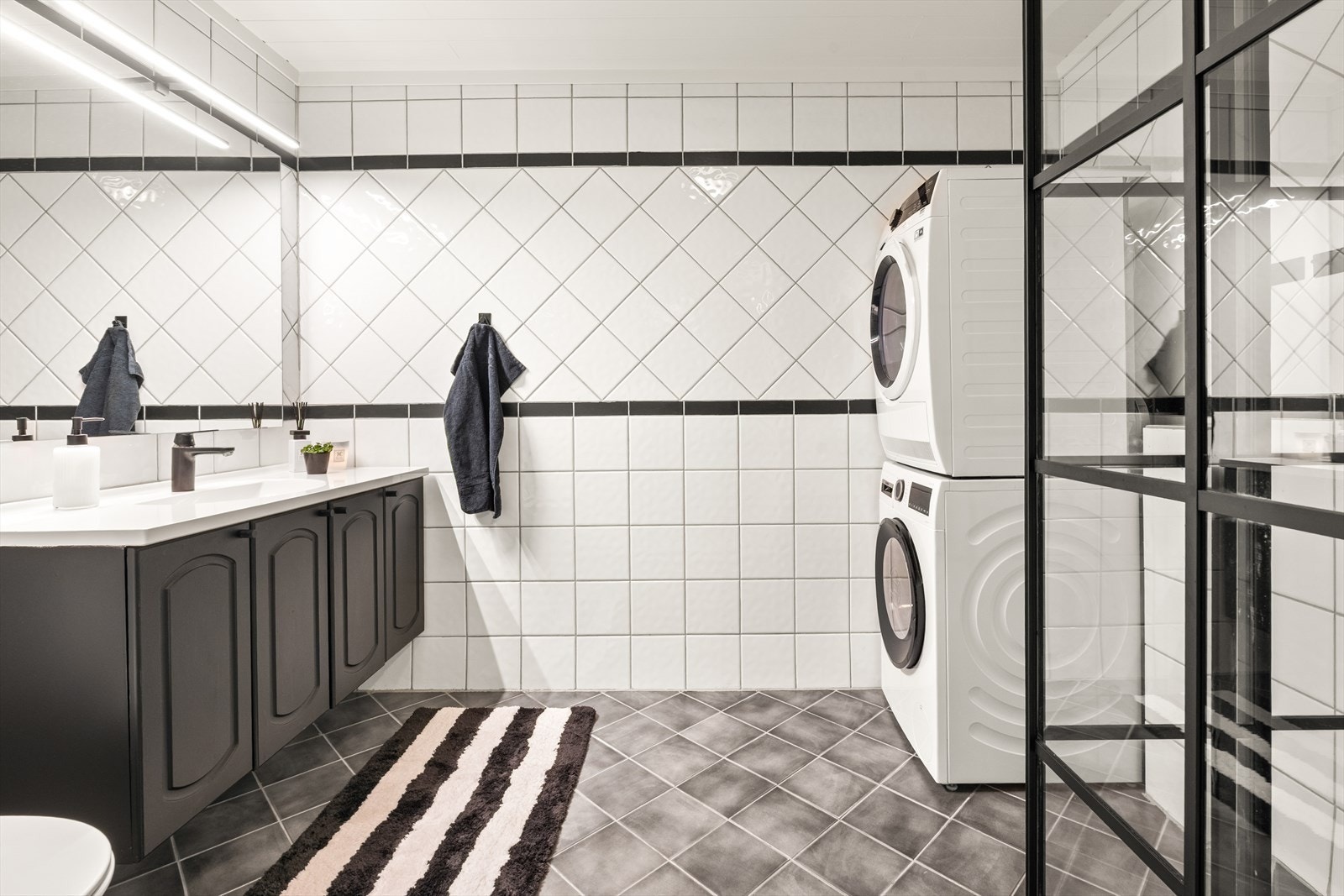 Badet er innredet med servant, toalett og et dusjhjørne. Galleribilde