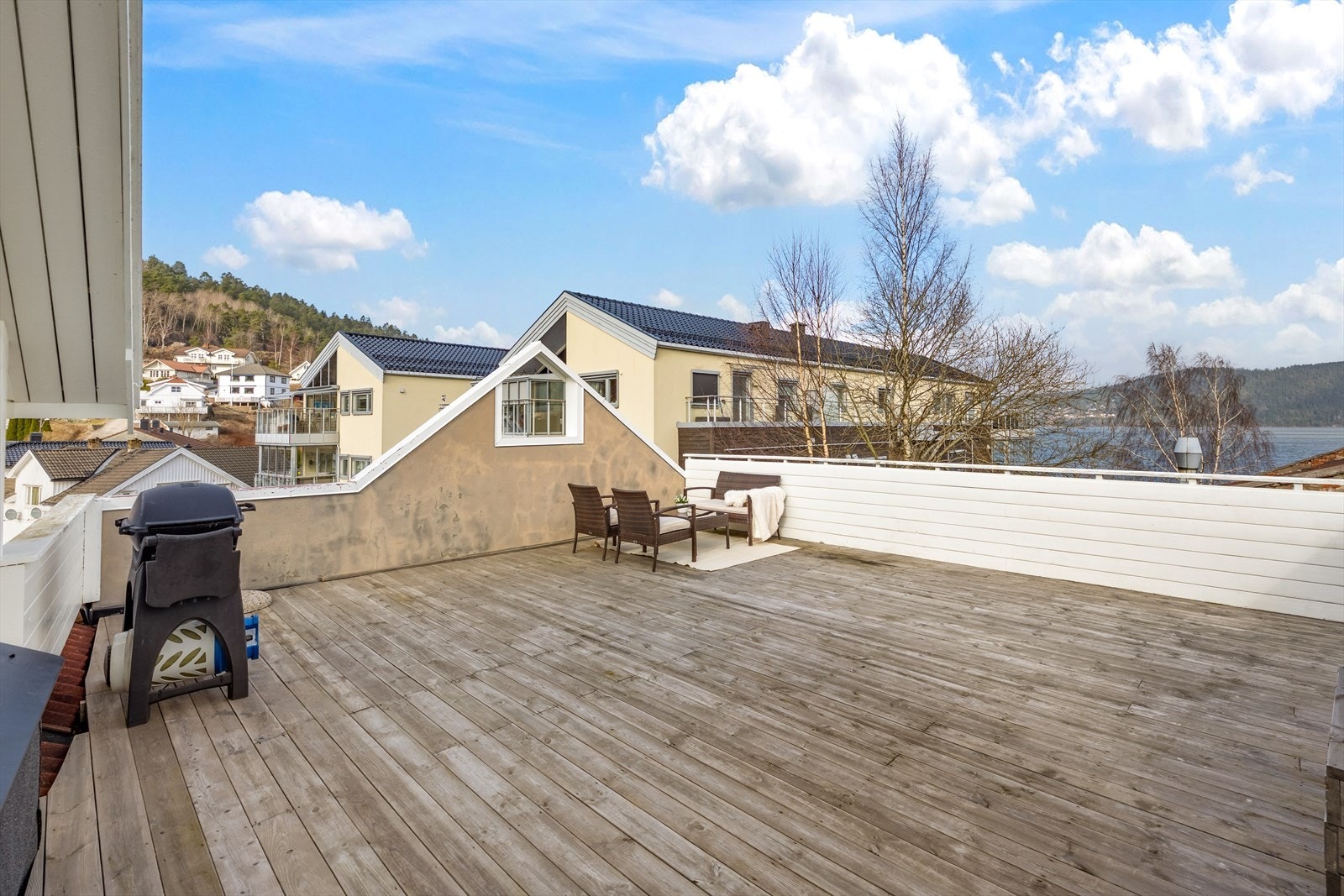 En romslig uteplass med flott utsikt over fjorden. Galleribilde