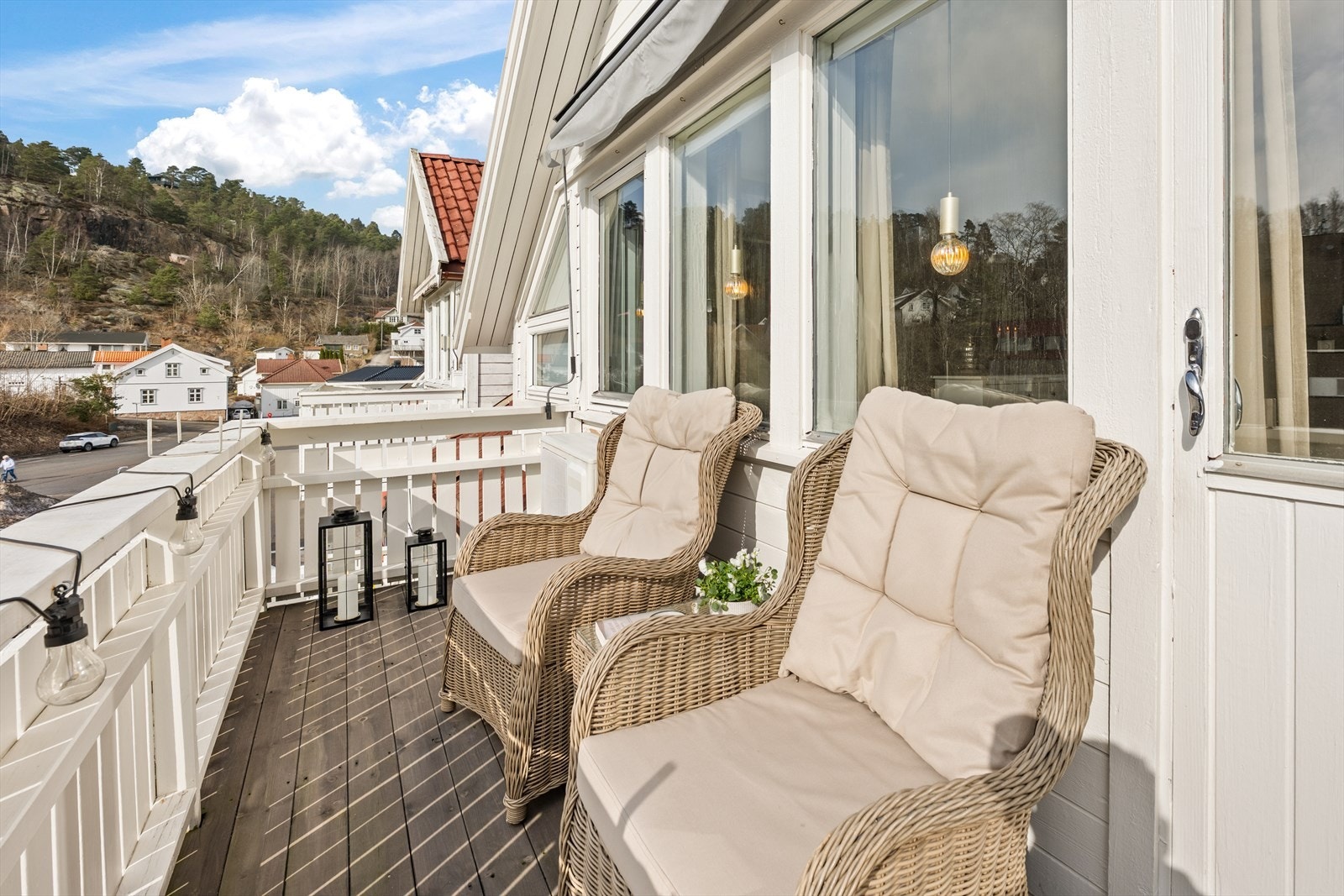 Fra stuen er det utgang til en privat veranda på ca. 6 m² med plass til en sittegruppe. Galleribilde
