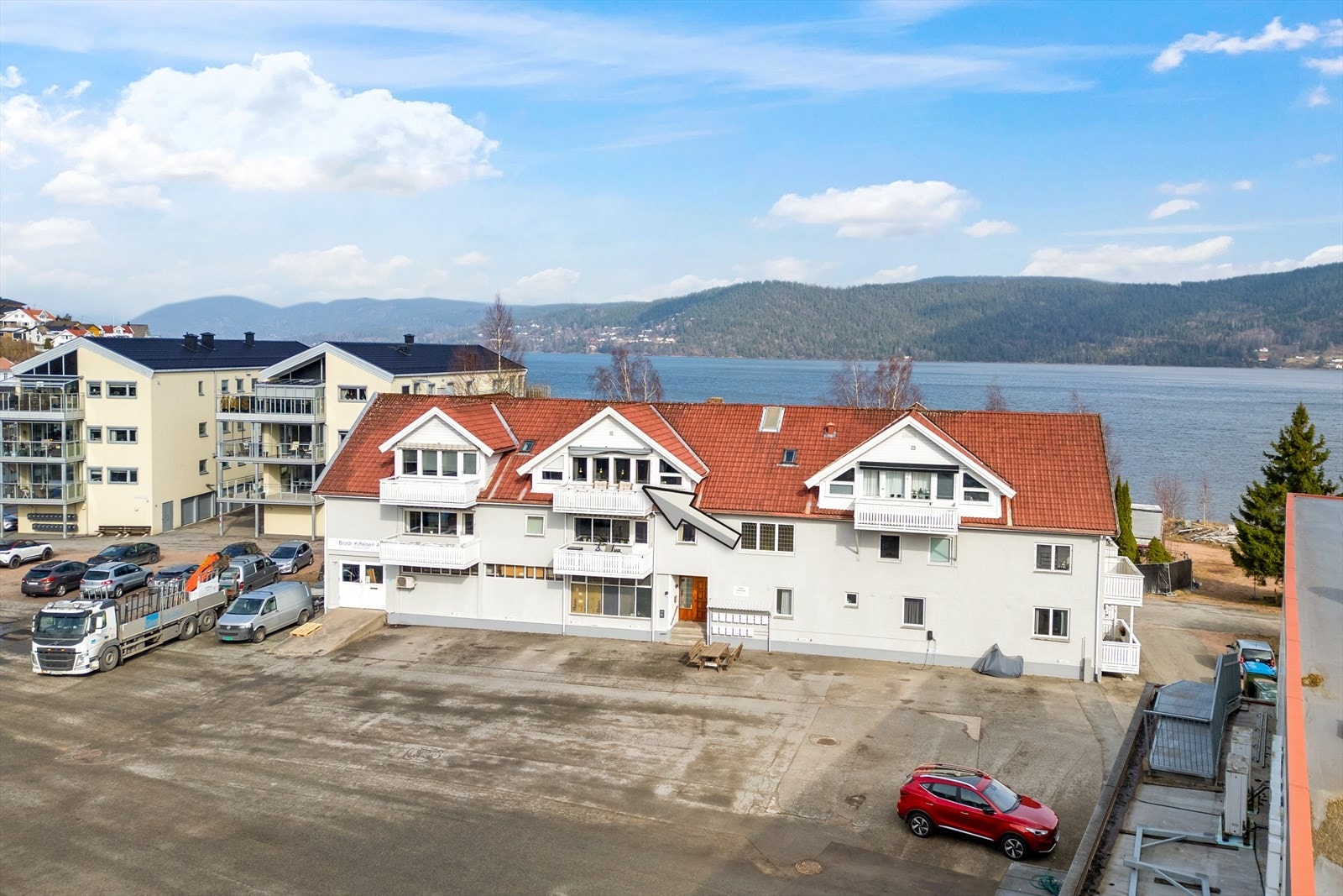 Leiligheten ligger sentralt i et kombinert nærings- og boligsameie i hjertet av Svelvik. Galleribilde