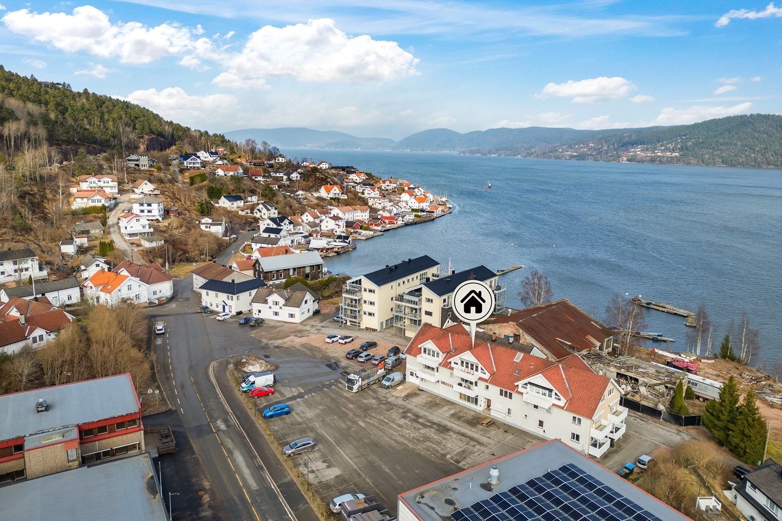 Velkommen til Svelvik - kjent som Norges nordligste sørlandsby med sin sjarmerende trehusbebyggelse og småbyidyll. Galleribilde