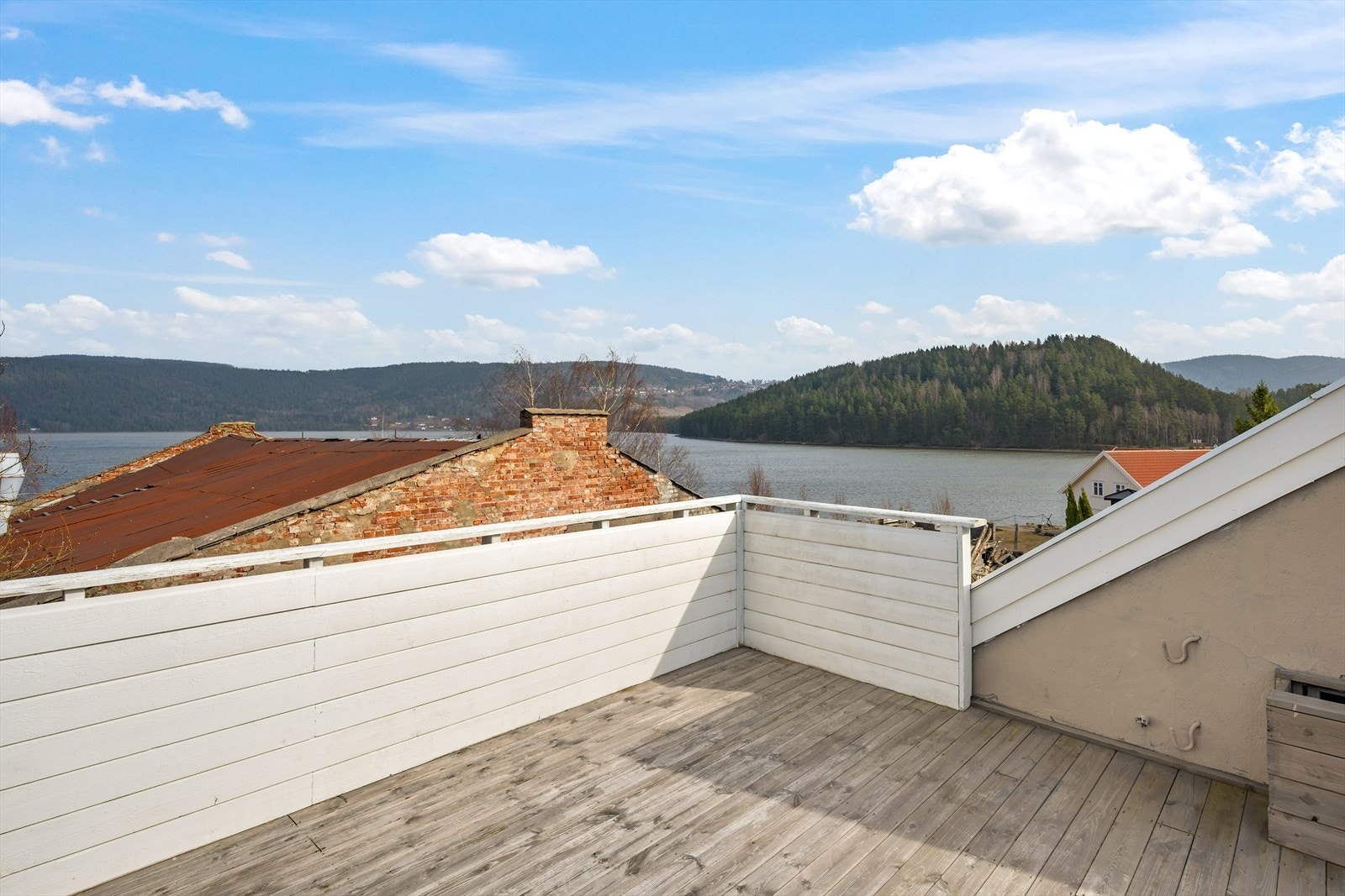 I tillegg til egen veranda, disponerer seksjonen en andel av en felles takterrasse. Galleribilde